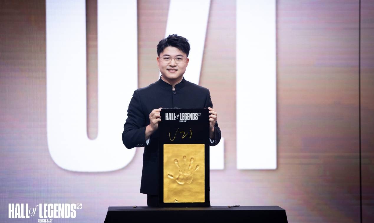 包含Uzi重返赛场，比赛局势复杂首场状态出色，巴塞罗那观众沸腾！全场沸腾不已的词条